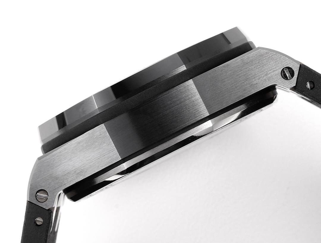 表盘以爱彼经典的大格纹为背景，一个个层次分明的方格排列，经过完美的打磨，将尽善尽美体现得淋漓尽致。三点位的日历表盘，在蓝宝石玻璃凹透镜的作用下，TPE扩大效果与原版一般无二。每一根大小表针，无论从各个角度来看都没有出现毛刺现象，这一点解决了大部分强迫症表友一直存在的烦恼！刻度与表针中间部位都采用瑞士进口夜光粉，每一个个体都做到手工填充，均匀饱满度是机器填充远远比拟不了的，亮度与发光颜色与原版几乎一致！机芯方面采用7750改3126的计时机芯，十二位的小秒，六点位和九点位的12小时计时与30分钟计时，完美的还原了原版的所有功能，经过JJF团队的精密打磨，大大提升了7750基础机芯的稳定性，缓解了一直以来计时机芯款式空有其表的尴尬现象！做到无可挑剔，堪称天花板级别，欢迎广大表友品鉴！💯🔥