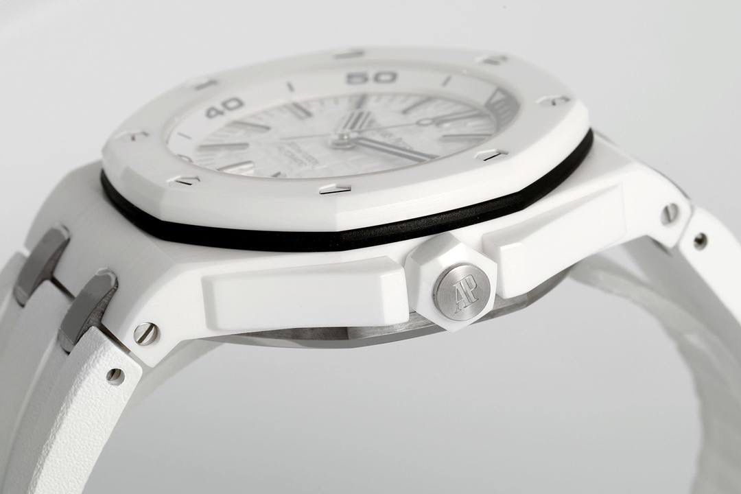 🚀全新开创陶瓷艺术，打造极致的黑白潜水运动风腕表 爱彼皇家橡树离岸型系列15707系列💯 【表壳】42MM黑白陶瓷高温高压烧制，拥有强劲有力的线条和时尚的颜色，令人耳目一新。陶瓷表面经过拉丝处理，使得外观更加的硬朗和华丽，并延续了皇家橡树离岸型一贯的防水性能，确保了潜水运动中的可靠性。潜水计时显示为表盘内的二层表圈，由10点位的把头来控制，3点位的把头控制上链及调校时间，两个都是旋入式结构。 【表盘】饰以品牌传统的“Méga Tapisserie”超大型格纹，并搭配夜光填充萤光指针，内旋式计时圈的12点钟至3点钟也同样饰以橙色和蓝色显示区。这让腕表既易读读时又显得更加时尚富有活力。 【机芯】ZF厂自产的Calibre 3120自动上链机芯，机芯直径为26.6毫米，厚度仅为4.26毫米。机芯共有280个零件，能够保证足够的动力储备。 【表带】表带选择贴合手腕的橡胶材质，搭配钛合金针扣，佩戴时手腕倍感轻盈，没有负担感，便于手腕灵活运动。