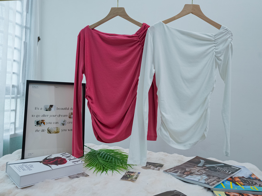Asymmetrical Ruched Off-Shoulder Fitted Long Sleeve Top ‖ 斜肩抽褶设计感修身长袖上衣 KR0119442