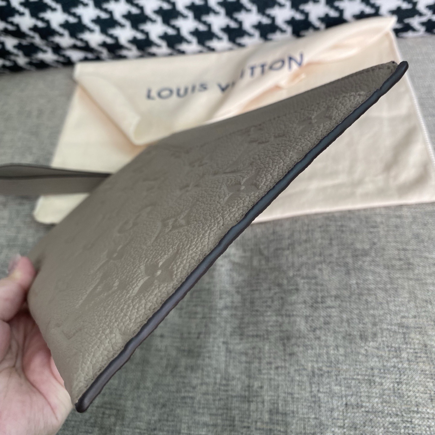 【預訂貨品】芯片款 LV大象灰全皮壓花手拎包 