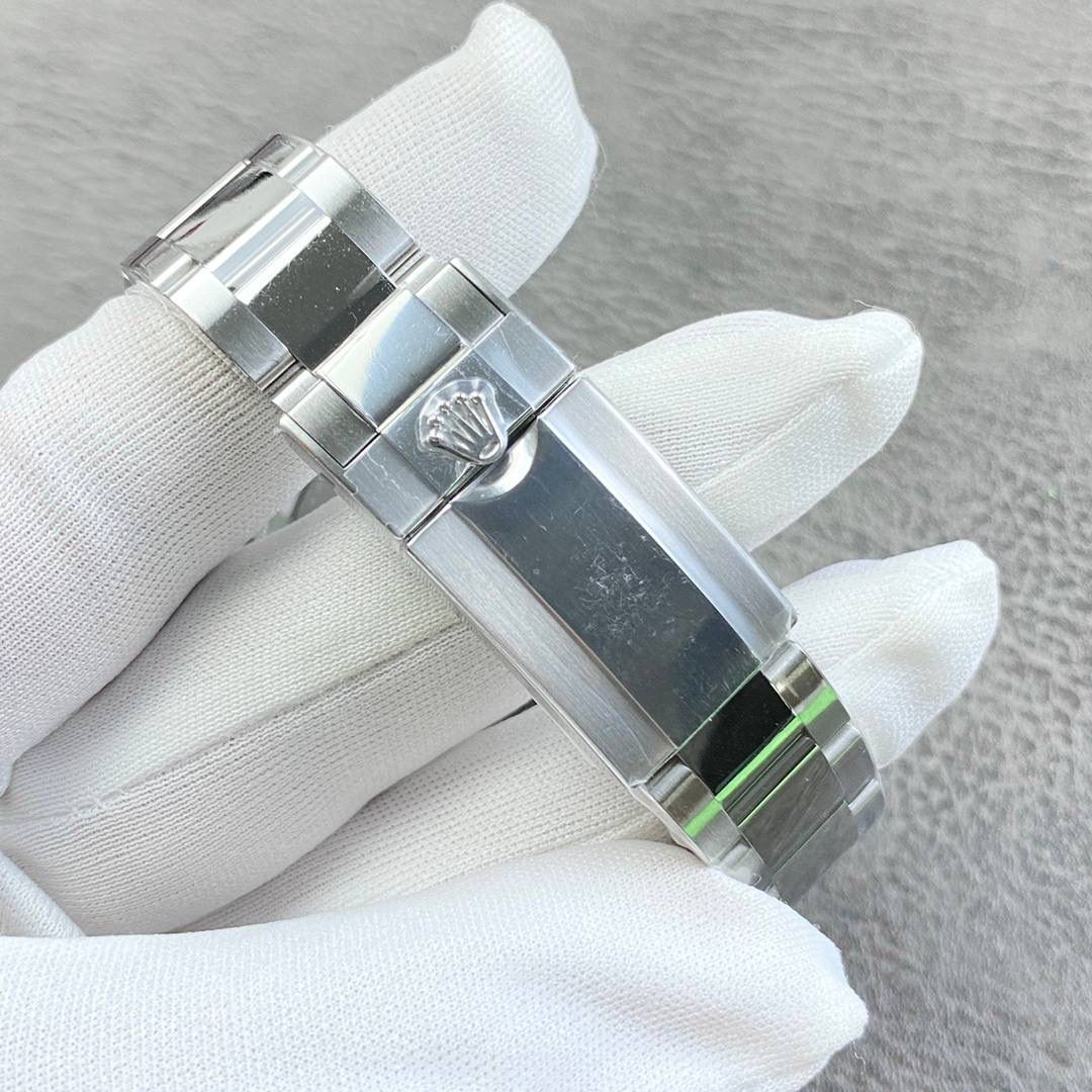 C厂！劳力士迪通拿系列，冰蓝迪！莫桑钻刻度，搭载丹东厂的4130机芯，40mm直径，12.2厚度！