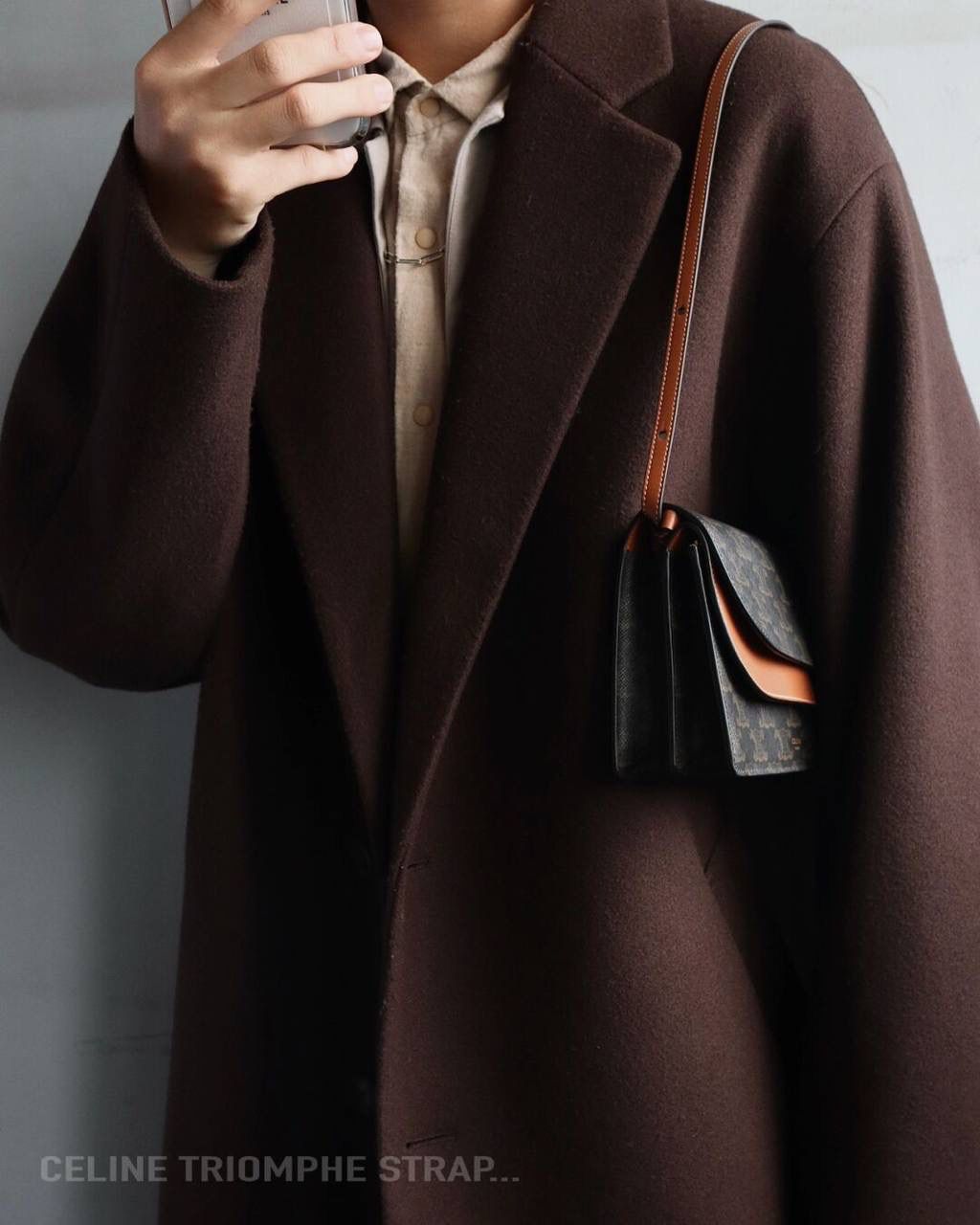 🔥大货实拍图 𝗖𝗘𝗟𝗜𝗡𝗘♥𝗖𝗔𝗡𝗩𝗔𝗦 𝗪𝗢𝗖风琴包 型号：10D852 尺寸：20*11.5cm 𝗖𝗲𝗹𝗶𝗻𝗲的这个𝗪𝗼𝗰包也叫三合一，真的物超所值了！啥都能装啊！pro max生活基本用品都能塞下，还有专门的放卡区，功能齐全太给力了！难怪男生们也偏爱ta！