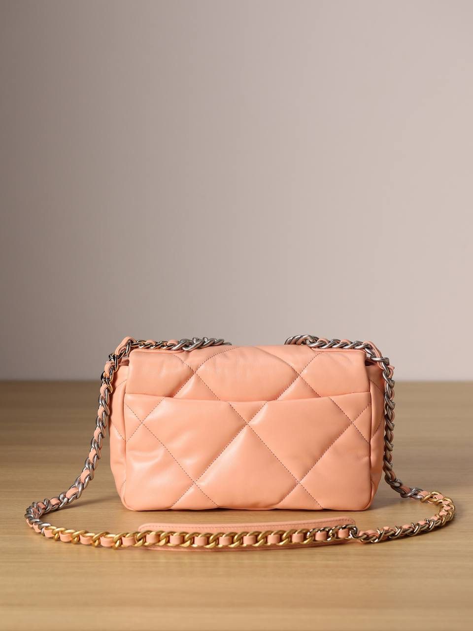 chanel 19 bag 粉色❤️‍🩹👜小号 独家渠道货 方框 原厂正品皮 小羊皮系列✨以诞生年份2019命名的小香19手袋 每针每线都是符合正品工艺 尺寸：16 x 26 x 9cm