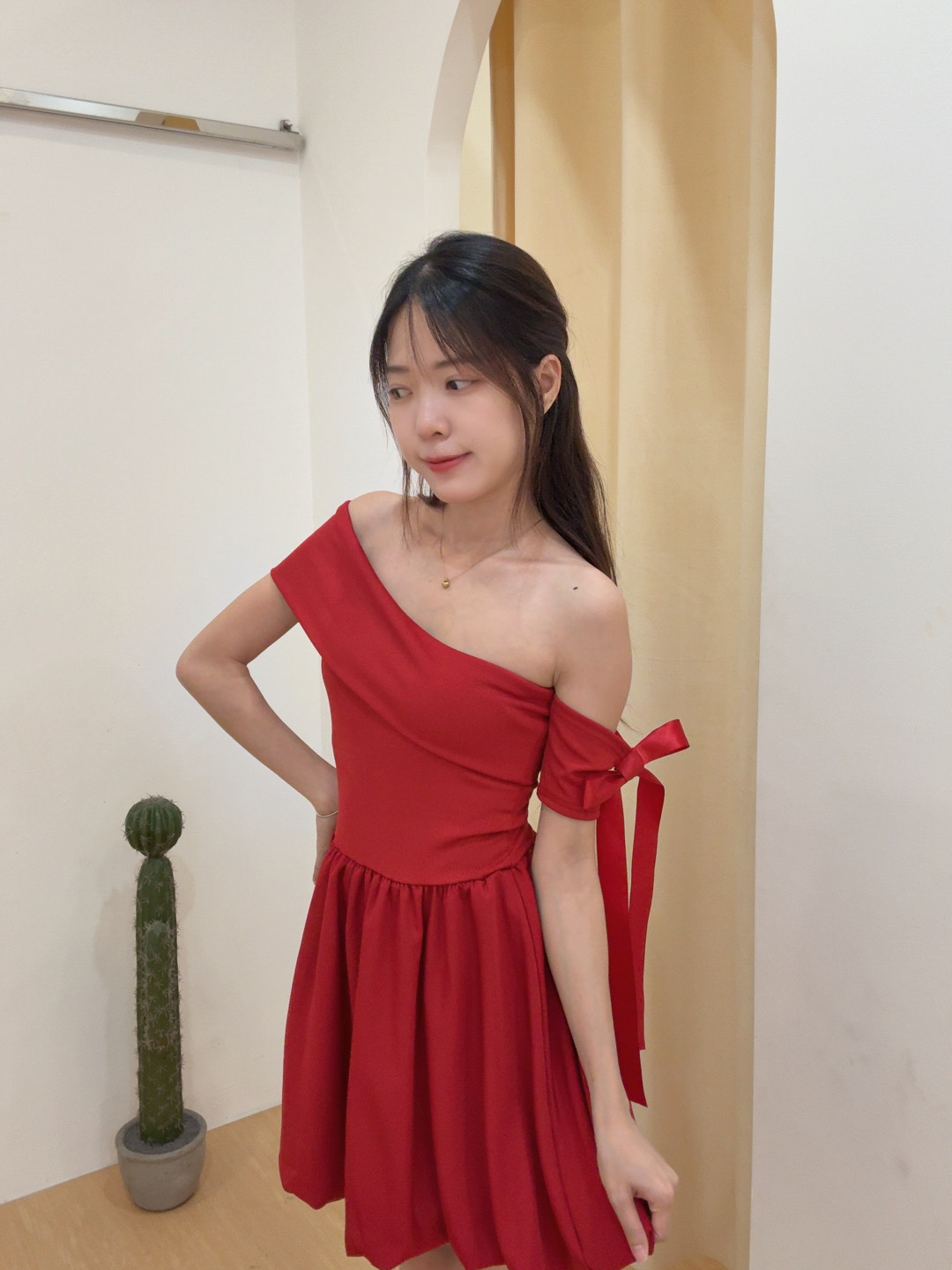 甜美一字肩彩带蓬蓬花苞连身短裙 R2918