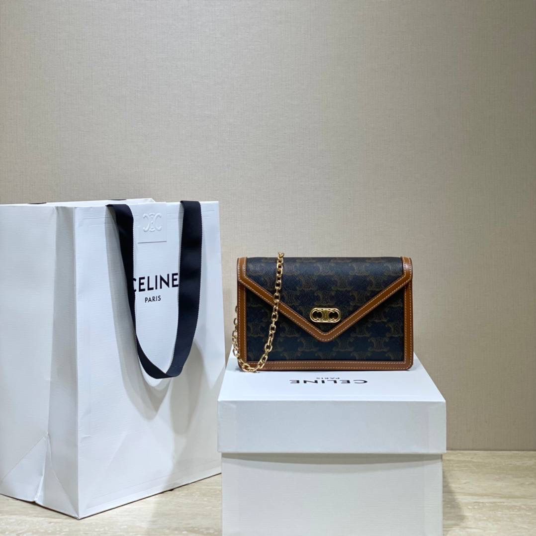 🔥大货实拍图 𝗖𝗘𝗟𝗜𝗡𝗘♥𝗠𝗔𝗜𝗟𝗟𝗢𝗡链条信封包 型号：10H422 尺寸：19.5*13*4cm