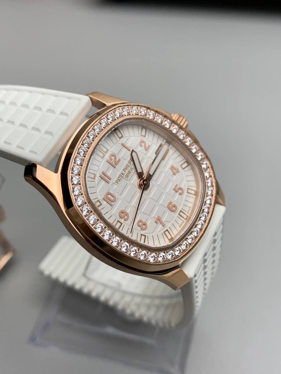 百达翡丽 5067A 手雷 石英女表 ——PPF继续购入原装PP--5067A腕表，独立拆解开模。完美还原PATEK PHILIPPE--5067A全系列石英腕表，带来全网最佳的复刻产品和极致体验。 【表带 扣】 1.采用与原装一致的天然复合橡胶（Tropical）材质，经久耐磨，可抵抗海水侵蚀和紫外线辐射。 2.完美克隆Aquanaut最新表扣，即使在非常细小的拐角处上也做有倒角润饰，确保还原正品般的舒适感。 【表壳】 1.腕表尺寸35.6X7.7mm 圆润的八角形表壳与原装一致，保持着复古的造型和精湛的打磨。 2.旋入式把头设计和实心底盖吻合与原版 3.表圈镶嵌46颗顶级施华洛世奇水晶（共计1克拉） 【机芯】 瑞士石英机芯改PPCal.E23-250芯。走时稳定，续航持久，性价比超高。