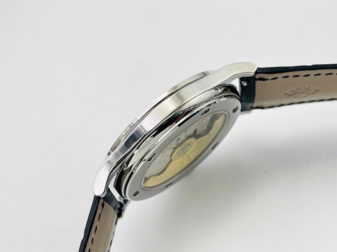 2021心诚所致，震撼推出精细美学代表之作——百达.翡丽古典表系列——5296V3版！【细节升级如下】腕表尺寸38mmX9mm 薄而有质！🤩😍 1⃣️完善表壳细节，提升打磨质量，独家还原出正品的完美比例和特有质感。 2⃣️刻度，指针采用最新的贵金属电镀技术加持，效果更佳出彩！ 3⃣️“锅盖型”微凸蓝宝表镜，版型与正品一致，效果通透，辨时清晰。 4⃣️【引领一体机时代】采用定制版Cal.324一体机——更薄，更稳，更像。 【表带】经典意大利小牛皮表带，纹路清晰，质感上乘。针式表扣打磨齐整光亮，通用原装无压力。