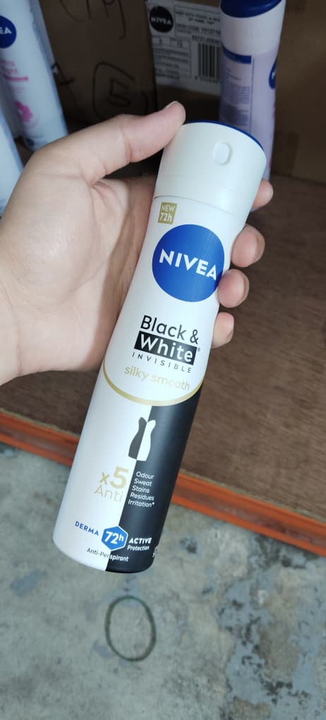 Nivea Women Deodorant Spray 150ml - Black & White Invisible Silky Smooth