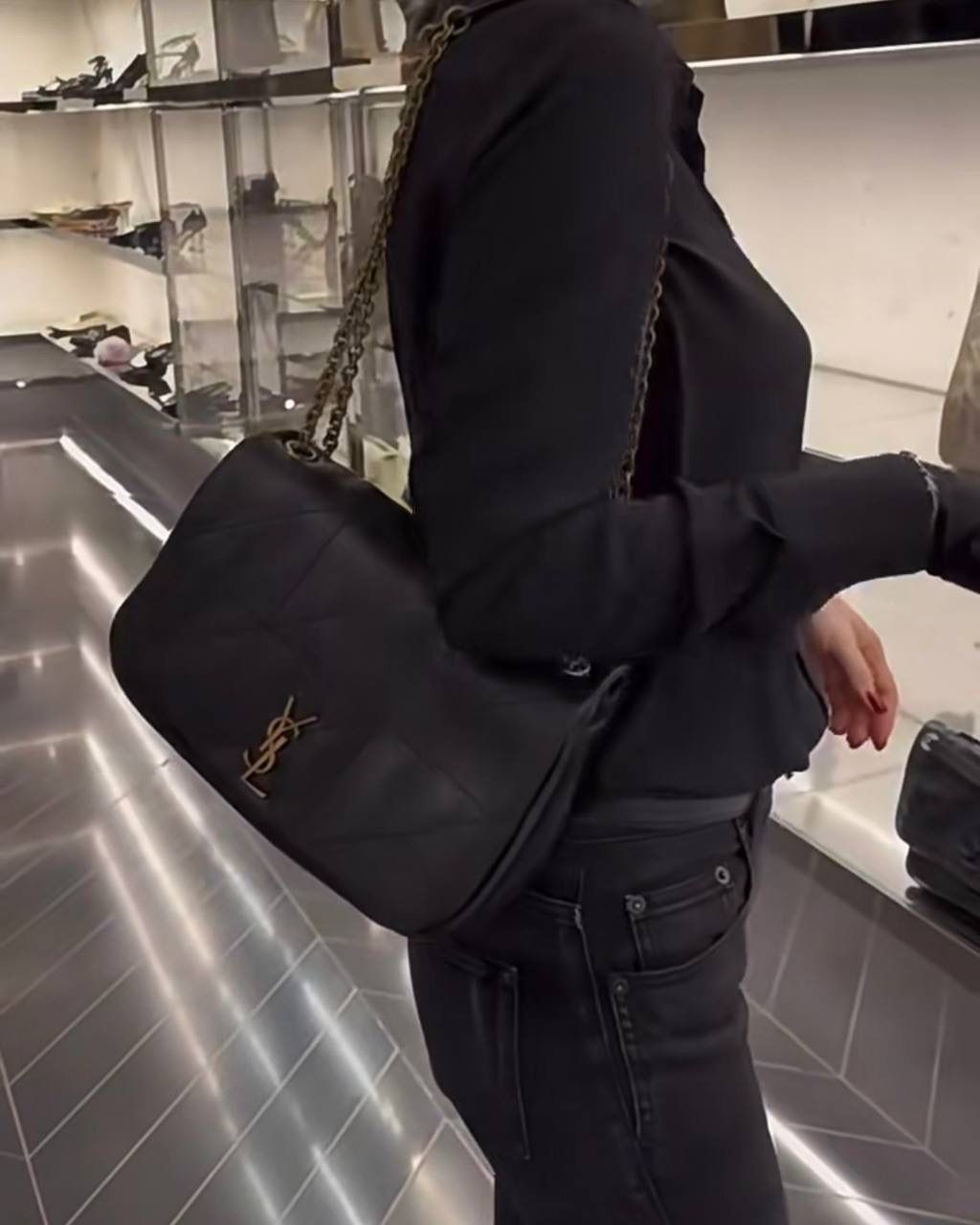 ys1 jamie羊皮链条包小号黑色🖤 比起大号，小号是更日常的小可爱 他们家的包基本都是用的小羊皮 小羊皮和皮肤接触的质感真的不是其他皮可以比的 非常柔软，非常舒服 我觉得翻盖包比拉链包要好用 一翻一盖一取一放，行云流水 小号的尺寸完全是按照黄金比例来的 不挑身高身形，真正的优雅且大方～ 我们家没有zp真的不可能会开发 品质你们看对比图就好 代购级可不是说说而已哟！ 25×16×7cm763475m