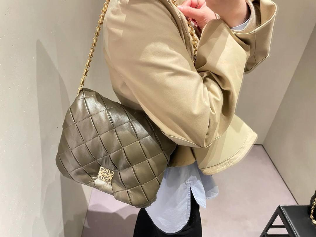 👉🏻羊皮【𝘗𝘶𝘧𝘧𝘦𝘳 𝘎𝘰𝘺𝘢】 —深卡其绿❤️ 编码：012122 尺寸：𝟐𝟑-𝟗-𝟏𝟕𝐜𝐦 ❤️采用轻柔纳帕小羊皮，经过裁剪、缝制和手工编织制成，内里一个主要隔层，一个拉链口袋和一个插袋。 ❤️配有可拆卸的金属甜甜圈链条和一条可拆卸可调节的皮革带子。可肩背和手拿