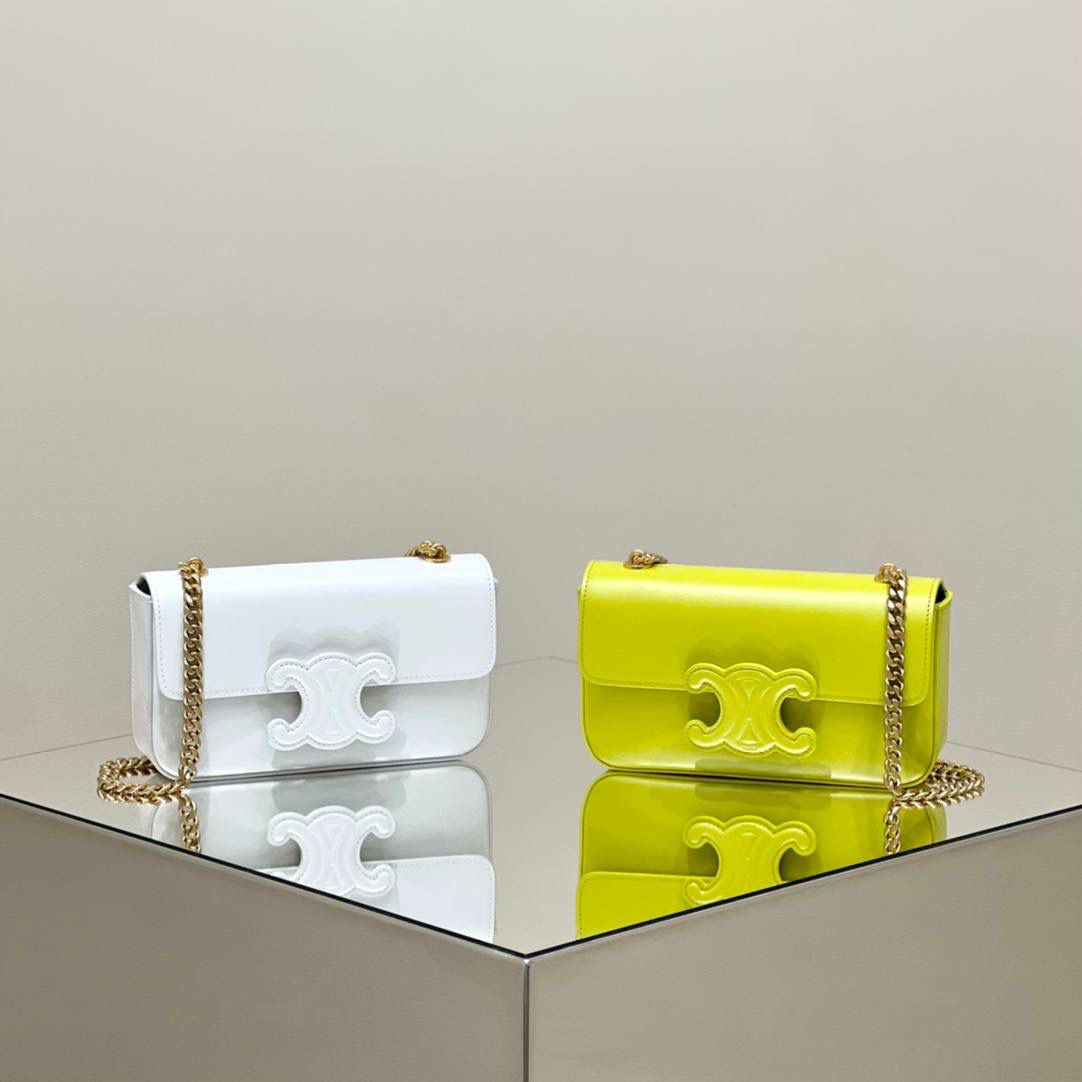 𝑪𝒆𝒍𝒊𝒏𝒆凯旋门腋下包从皮带变成链条款，玩味又年轻时尚，同色logo的设计也足够时髦，反正是不该看，看了挪不开眼🫣