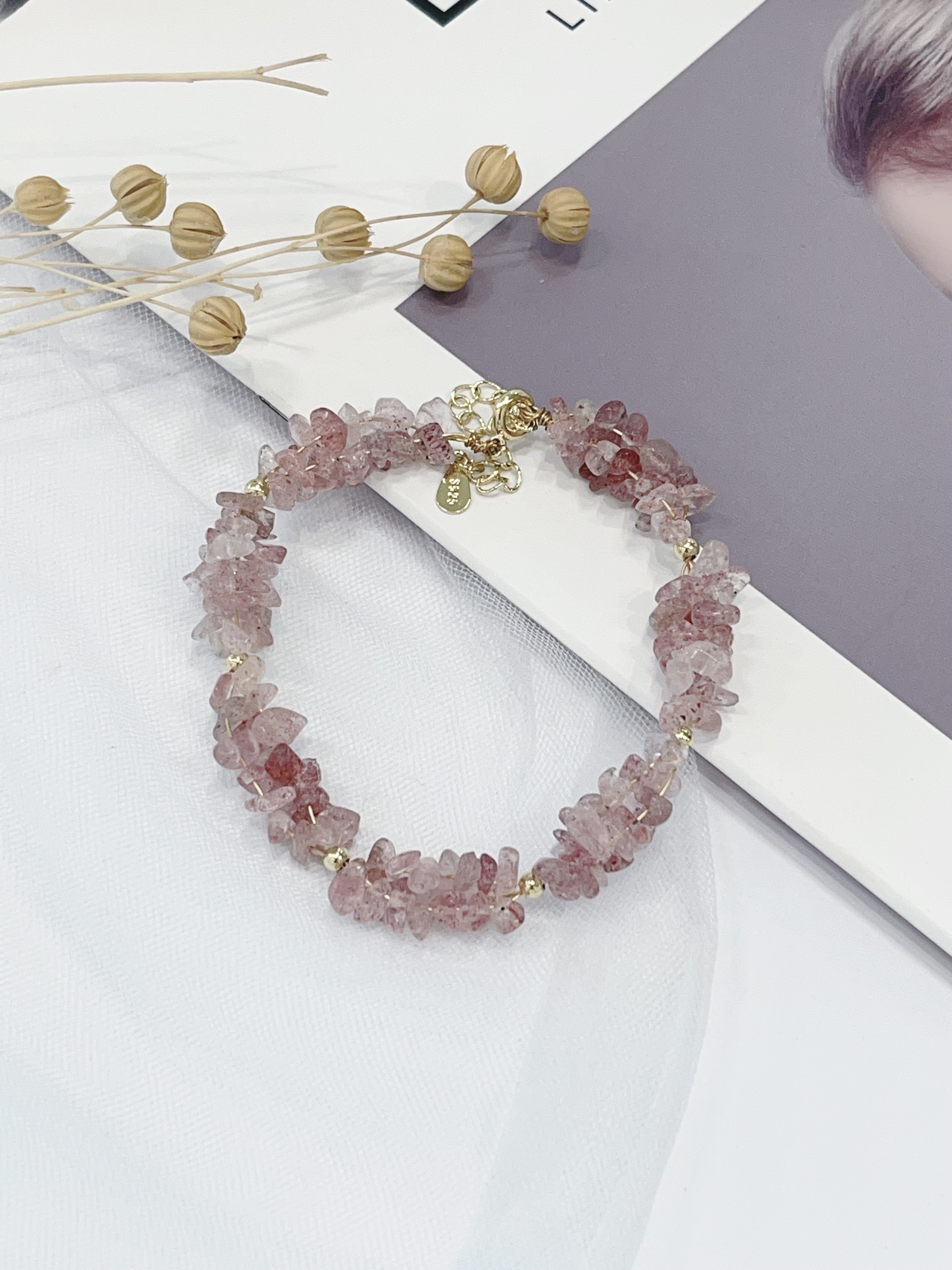 🍓 碎石草莓晶手串 Strawberry Quartz Chip Bracelet｜自然原石款