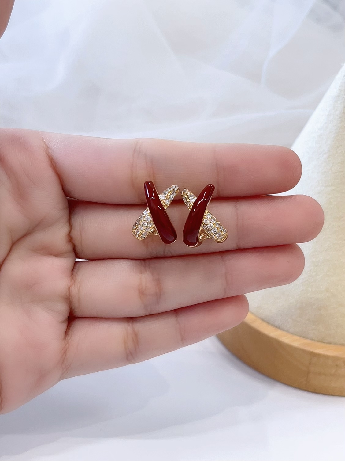 高级感镶钻交叉设计耳环✨