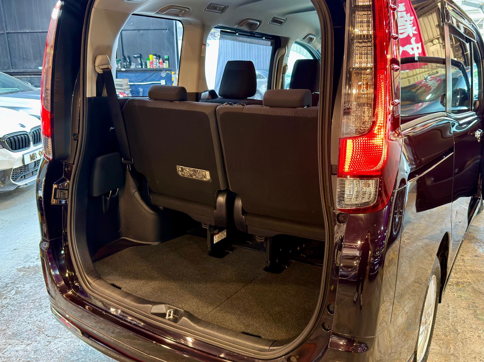 Toyota NOAH Hybrid 2015