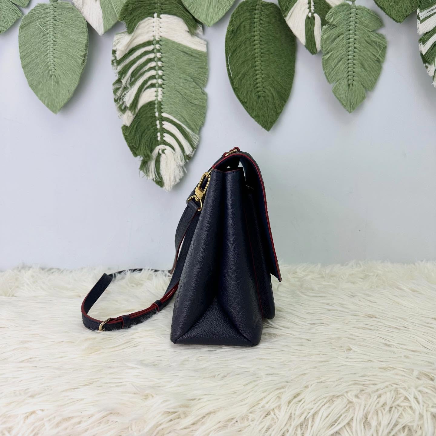 LV 🤍PRE OWNED Marignan 海軍藍真皮壓紋郵差包 💙