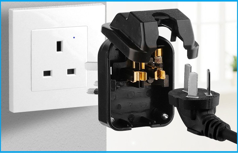 China 3 flat pins to Local / UK 3 pins Socket adaptor convertor with Safety Fuse