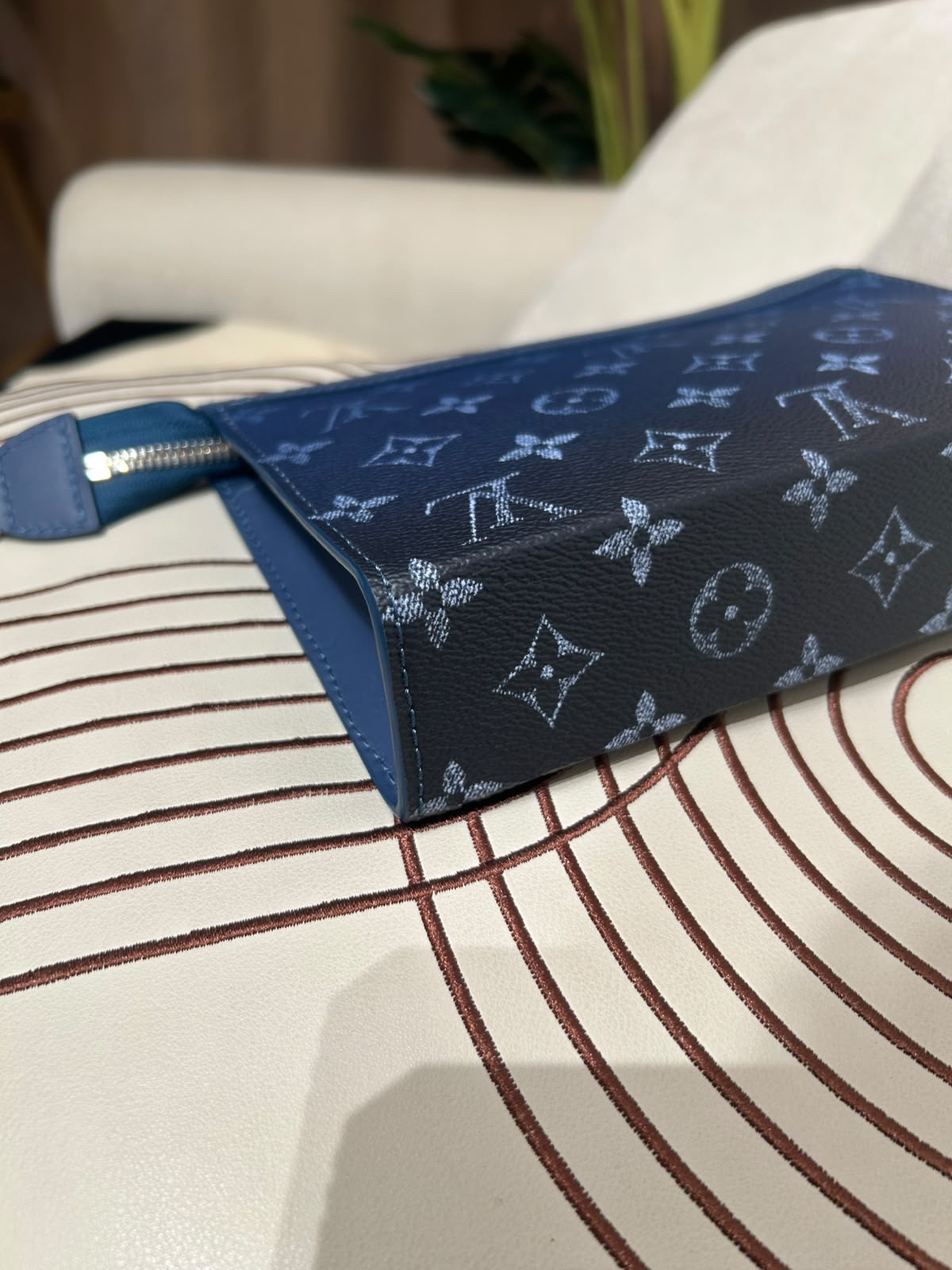 Louis Vuitton Gaston Wearable Wallet LV 漸層藍色 M11544 100%Authentic ,unused  ✅塵袋✅strap✅box