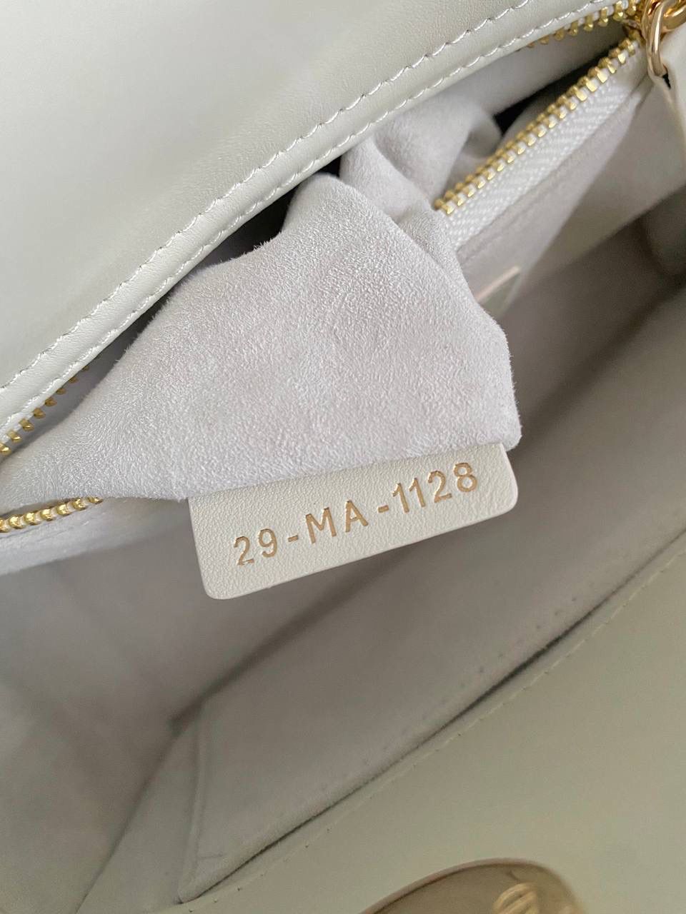 🈶白色，四格 𝗗𝗜𝗢𝗥 𝗟𝗮𝗱𝘆七夕限定 在经典的基础上加了爱心小挂饰 让整个氛围有了爱的烂漫气息 戴妃作为经典的代表，怎么买怎么对 特别手拎时会显得整个人非常温柔优雅 我一直都推荐女生一定要有一只经典款 每个颜色都好好看，完全不需太纠结 20×16.5×8cm 4123m