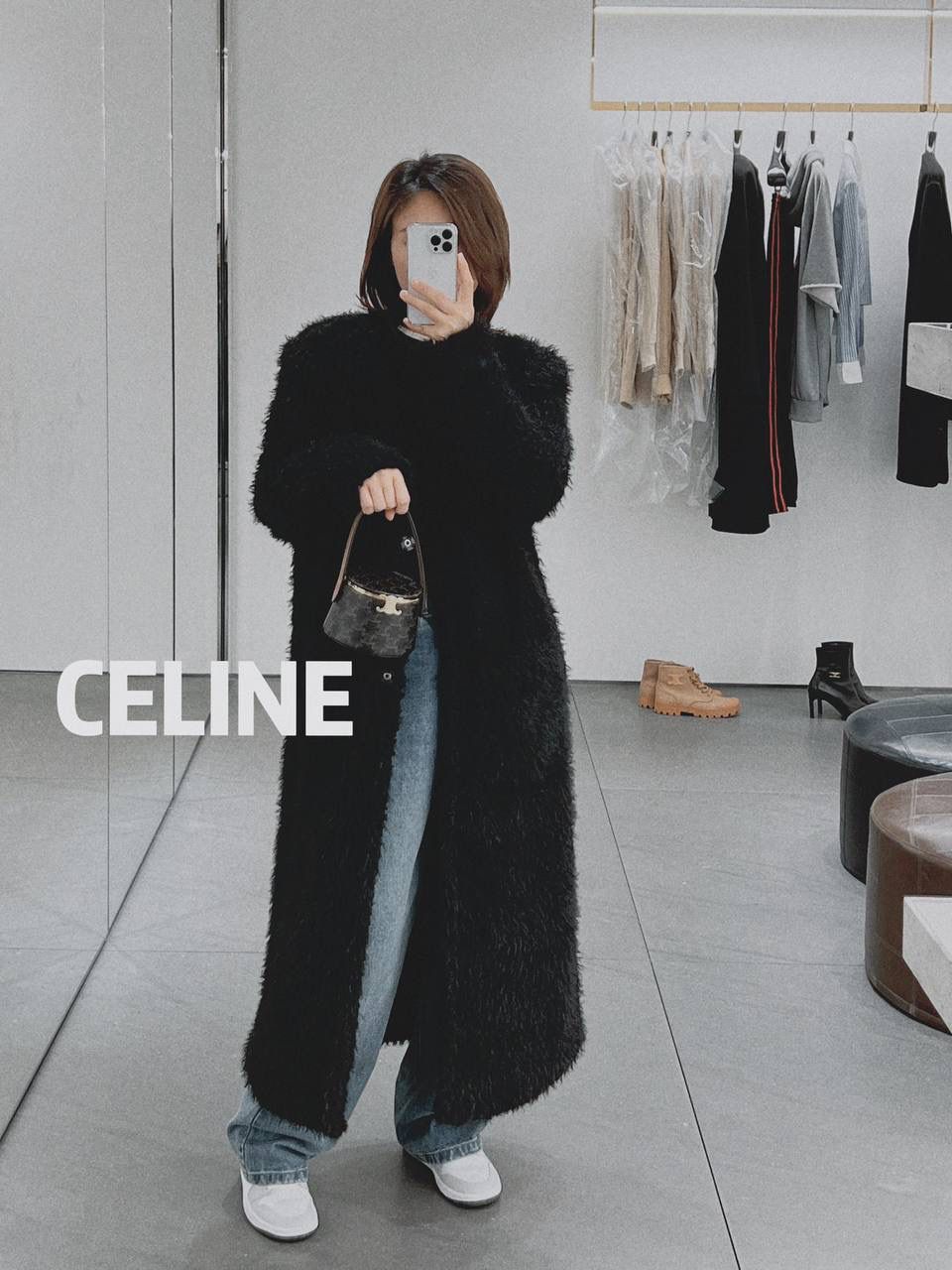 🔥大货实拍图 𝗖𝗘𝗟𝗜𝗡𝗘 ♥️ 𝗡𝗜𝗡𝗔手拎盒 型号：111353 尺寸：13*8*13cm 新品上线啦👏立体盒子包/化妆包~皮带子手拎设计➕圆筒包身，翻盖带镜子，可随时补妆。精致又不失实用性！凹造型拍照，或者当晚宴包，简直美呆🥳