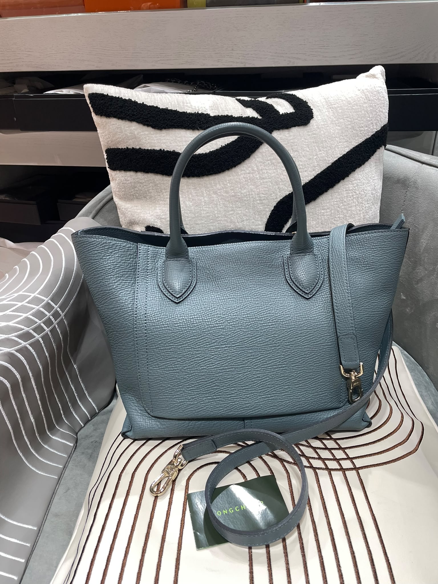 Longchamp mailbox bag calfskin 100%Authentic，98%new✅dust bag 專門店售價$💰6750‼️ 