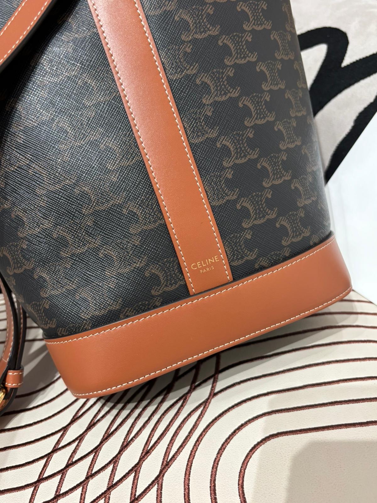未使用品 CELINE SMALL BUCKET IN TRIOMPHE bag 100%Authentic, 未使用Unused ✅專門店收據 ✅塵袋 