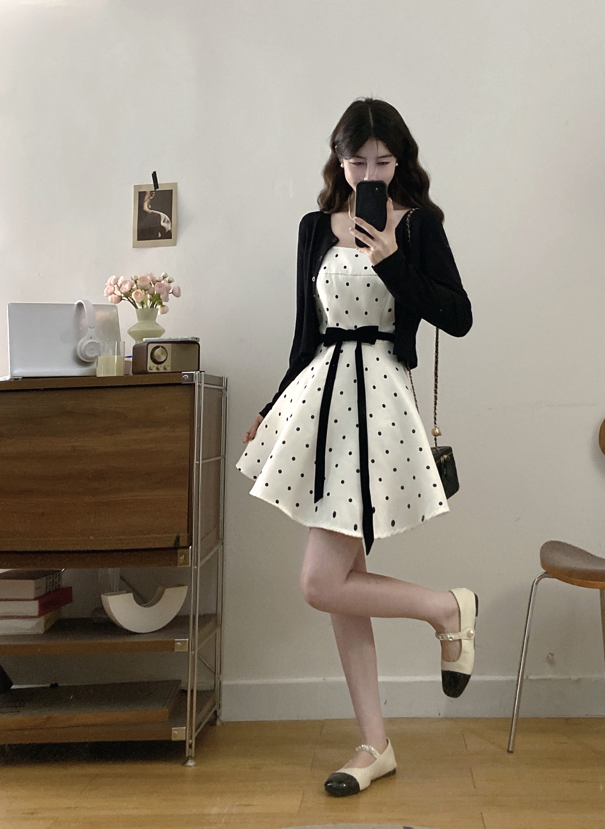 B96(9333短) 短款韩系温柔风波点腰蝴蝶结白吊带裙与黑开衫两件套连身裙