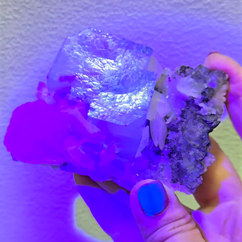 Blue cubic fluorite with UV calcite - FL436