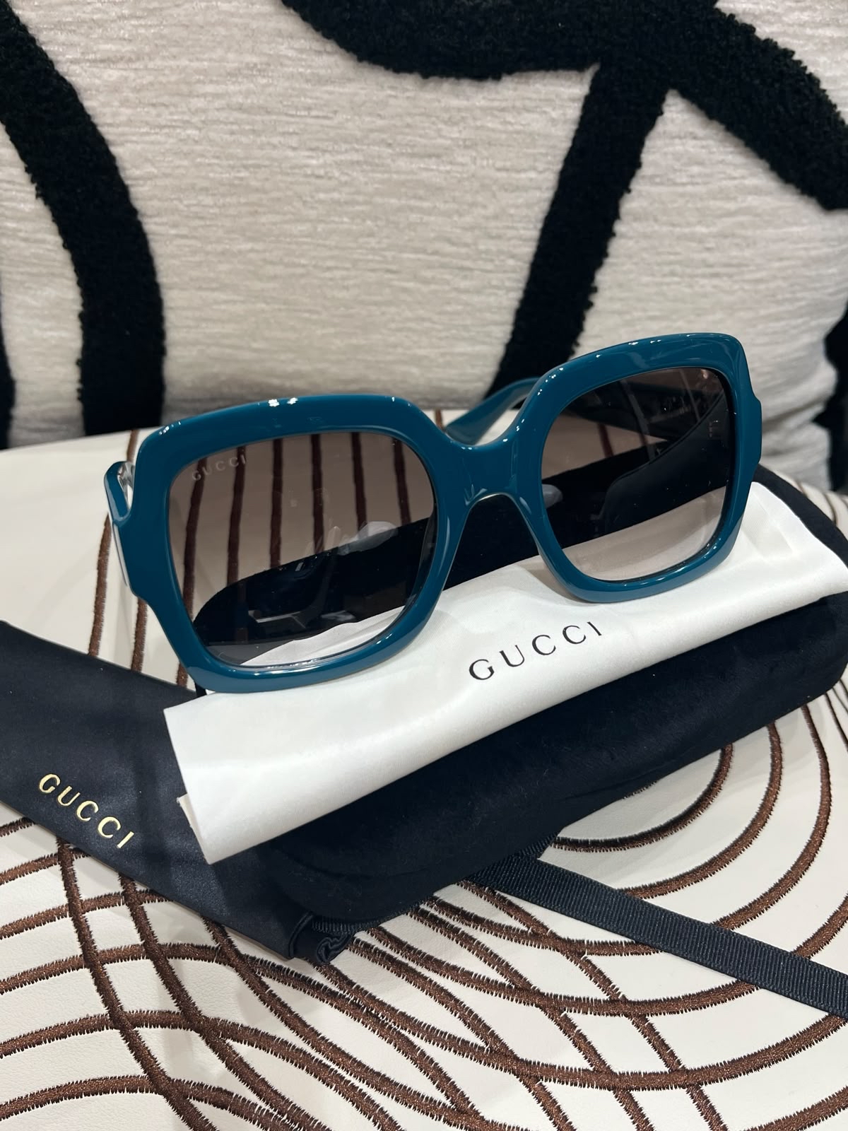 Gucci Sunglasses 100%Authentic, 98%New ✅box