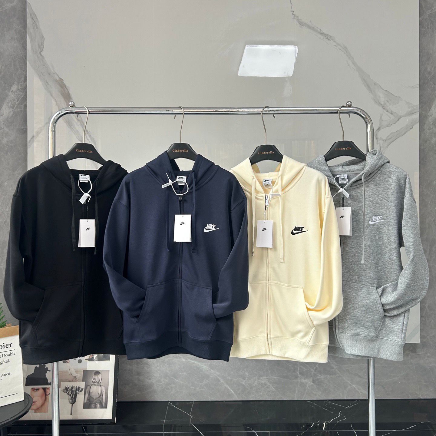 $115件。2件起$105件。4色選擇/Nike經典連帽衛衣外套