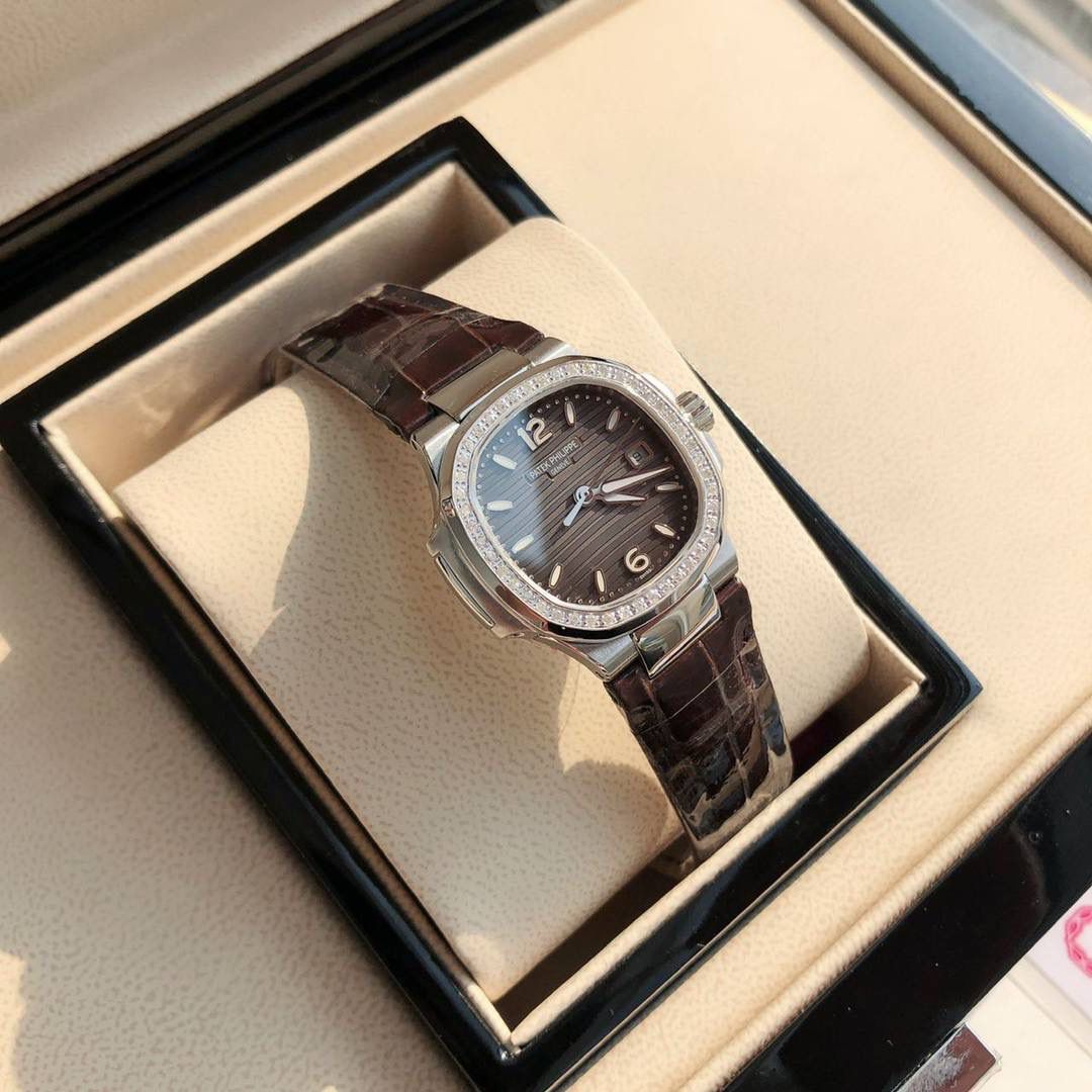 堪称一绝钢表之王，最美女款百达翡丽7010R鹦鹉螺 32mm银色深灰色 表徑精巧独特舷窗结构表壳，完美优雅风格，采用不锈钢18k镀玫瑰金。水平横纹浮雕图案的表盘。表圈镶嵌46颗天然南非钻石💎美洲鳄鱼皮表带‼️