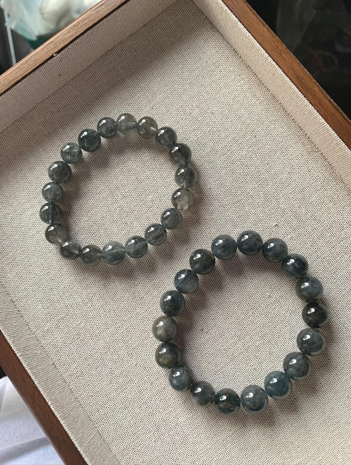 蓝发晶 ｜Dumortierite 7m+ RM8810.5mm RM13811.0mm RM138这批偏黑的蓝发晶 11m这条比较满发没什么透 7m 10m+会比较带透蓝线晶的功效主要集中在提升沟通能力和自信心、平衡情绪、以及事业财运等方面。 它被认为能增强表达、说服能力，帮助消除紧张和焦虑，促进积极心态。 在事业上，它被视为招财和激发斗志的象征，同时也可净化负能量，帮助辟邪防小人Dumortierite is believed to offer benefits for mental, emotional, and spiritual well-being, such as promoting mental clarity, focus, and patience. It is associated with enhancing communication, particularly through the throat chakra, and may help soothe emotions like stress, anxiety, and fear. Some traditional beliefs also attribute physical benefits, including relief for headaches and digestive issues, as well as support for spiritual growth and intuitive abilities. #蓝线晶 #天然水晶 #稀有矿 #水晶手串 #naturestone #马来西亚水晶网店 #dumortieritequartzbracelet #gemstone