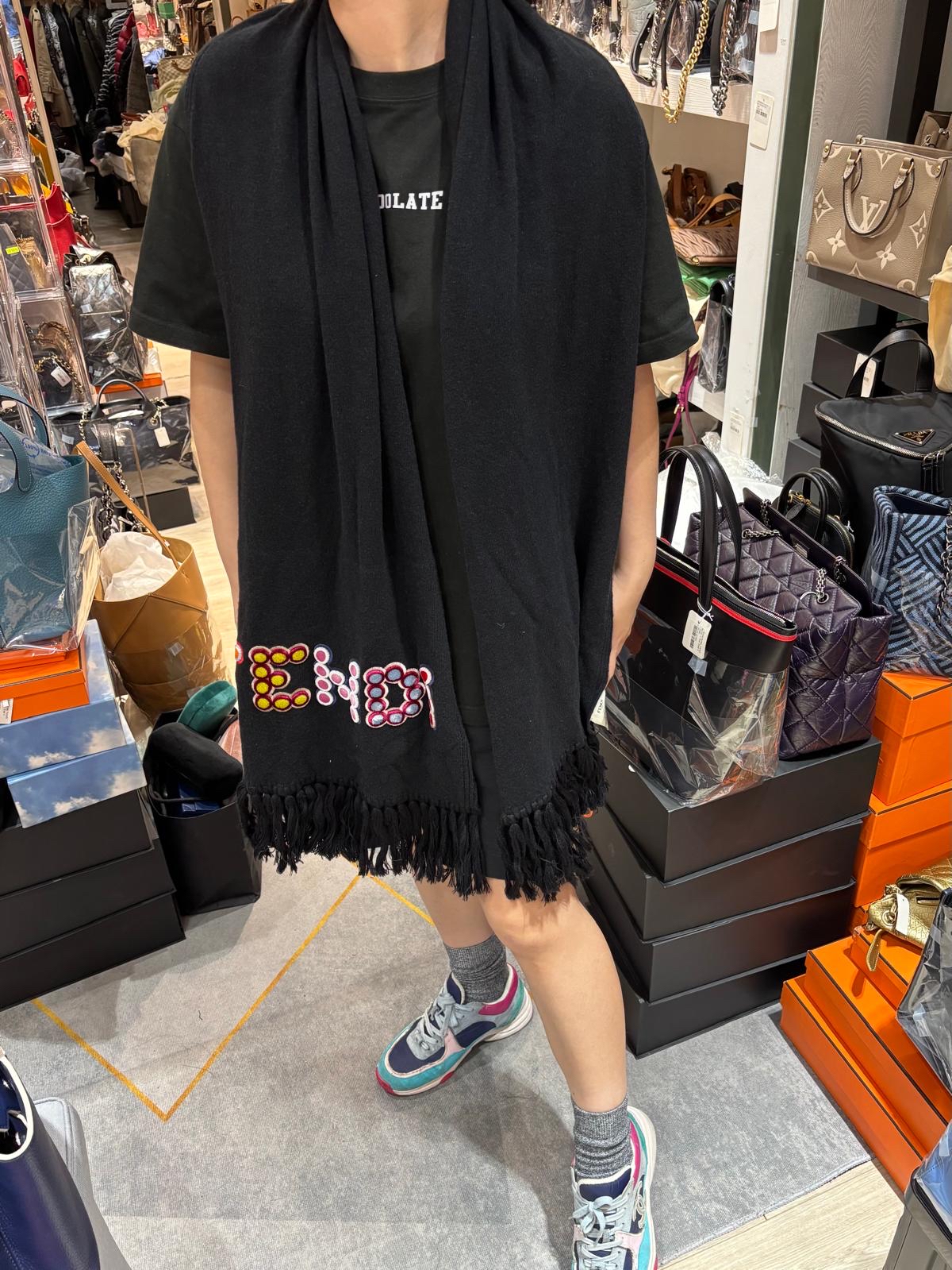 Fendi Scarf wool 羊毛頸巾 100%Authentic,98%new  