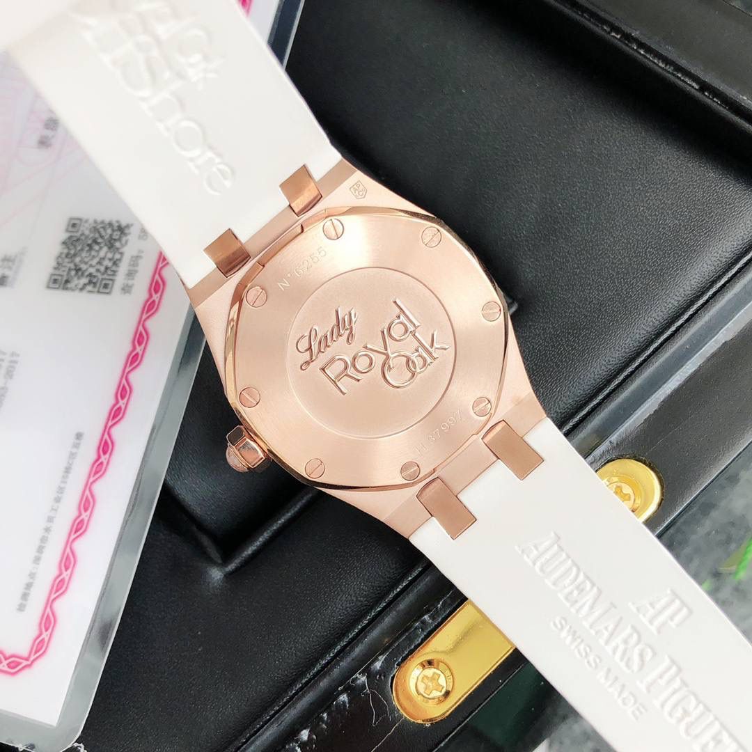 全网女神看过来😍😍这款爱彼女表才是最具有性价比的… 爱彼皇家橡树系列型号67601石英腕表，皇家橡树系列独有的八角形外观还拥有爱彼独特的设计风格也将女士优雅风格融入其中，深受女明星们的爱戴，即使只有33毫米的小尺寸，也将爱彼独有的纯净美感与刚毅线条展现的淋漓尽致💝💖💘而镶满钻石的表圈也为佩戴的女士增添了更多的柔美。（32颗1.6明亮式切割美钻，总重约0.65克拉）巴蒂镶嵌一枚半透明凸面蓝宝石，搭载瑞士进口石英机芯，拥有实用的日历显示功能，女士们佩戴起来不会显得沉重 ，配专柜最新全套包装发货！这种货一般数量不是很多哦