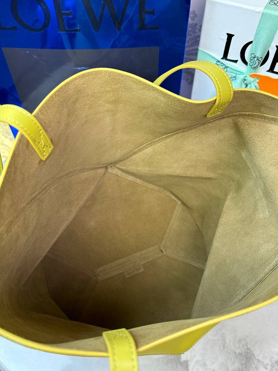 *𝐏𝐮𝐳𝐳𝐥𝐞 𝐅𝐨𝐥𝐝折叠手袋👜*（黄色） ——全新【𝗡𝗘𝗪】升级‼️ 延续经典𝙋𝙪𝙯𝙯𝙡𝙚的标志性几何裁剪设计，新晋顶流🅰️𝙋𝙪𝙯𝙯𝙡𝙚 𝙁𝙤𝙡𝙚 𝙏𝙤𝙩𝙚以折纸包为灵感，升级成🉑完全折叠‼️的结构，立体与平面任意切换，出差旅行🧳必备单品。小牛皮材质轻且柔软，𝐌𝐢𝐧𝐢尺寸搭配一条可拆卸式肩带，手提，肩背，斜挎多样化背法✨ 尺寸：𝟐𝟓.𝟓-𝟏𝟒.𝟓-𝟑𝟏.𝟓cm 款号：052316