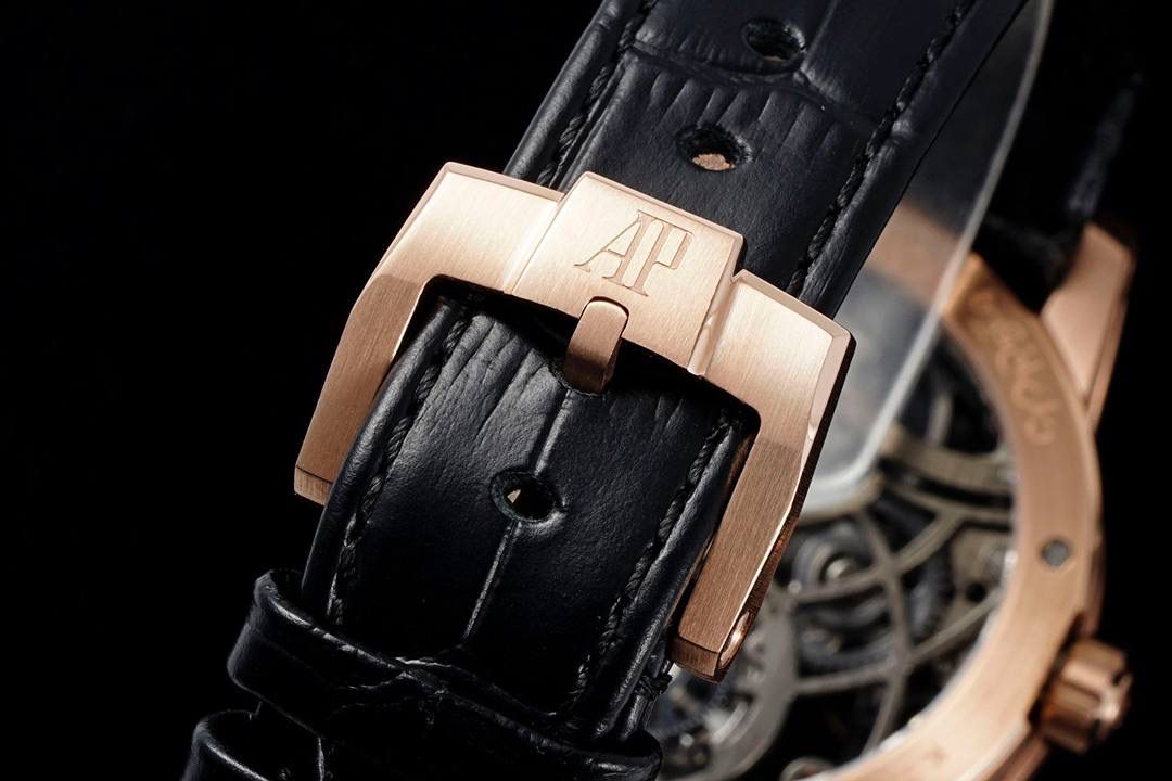 🚀爱彼最新款陀飞轮镂空腕表Code 11.59系列 Ref.26600 推出双拼色复杂动感结构表壳。全新标志性双曲面水晶玻璃带来独特的视觉体验！💯 亮点1、匆匆一瞥无法体现 Code 11.59 系列的复杂性和令人印象深刻的工艺。它看似圆形的表壳搭配纤薄的表圈，实则为大胆、并置的建筑形状的多面融合。为向品牌标志性皇家橡树表圈致敬，表壳中层为八角形，配有厚拉丝表带和抛光倒角。表耳也采用拉丝表面和抛光斜面，呈镂空设计。衔接表圈和底盖上，拱起保护着表壳中层。表壳中层与表圈、表耳和底盖之间的对比凸显了表壳的精致结构，表壳直径为 41 毫米。 亮点2、表盘由拱形双曲面蓝宝石水晶镜面保护，镜面高于明亮的抛光表圈，镂空陀飞轮机芯一览无余。定制AP 2948 型机芯是一款多层手动上链陀飞轮机芯，垂直排列的机芯，陀飞轮位于 6 点钟位置，发条盒位于 12 点钟位置，为镂空带来令人愉悦的对称性。机芯优雅弯曲的桥板采用三种不同的灰色调，突出了深度，并与浅灰色发条盒和齿轮系形成鲜明对比。内包头粒尼龙/皮表带，配小牛皮衬里 配备AP 针扣。