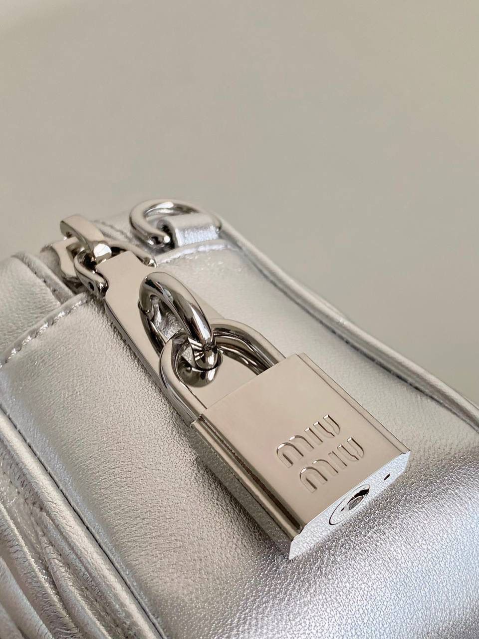 🈶银色小号， 𝗠𝗶𝘂𝗠𝗶𝘂褶皱保龄球小方包 火爆全网都不用多说，人手一只的程度 我们用的是进口小羊皮！非国产皮料 肉眼可见的细腻，软软糯糯触感非常好！ 他家经典独特的褶皱工艺，是要有一定厚度 底料太薄了都做不出它的饱满和弹性 更不是市场通货干瘪瘪的褶皱，实在太假 我们新合作的老师傅在这细节上扣的很认真 一缕一折都有zp的神韵，且做到对版！！ 追求高品质的来🔥⚡️ 13×19×6m #F0012m