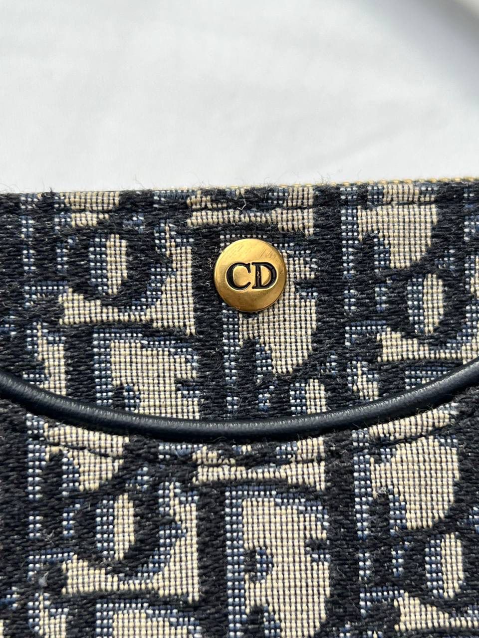 30 MONTAIGNE HOBO AVENUE👜✨ 尺寸：21 x 13 x 5 厘米 这款 Hobo Avenue 迷你手袋是二零二三秋季成衣系列新品，丰富了 30 Montaigne 系列，彰显复古魅力。 正面饰以同色调珐琅 CD 标志 宽大的隔层 2 个可拆卸小袋，其中一个设有 1 个拉链开合和 3 个卡槽 肩带链条部分采用同色调珐琅 CD 链环打造 配独家高定整套包装