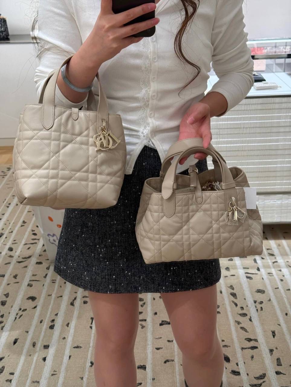 🈶胭脂米，小号 𝗗𝗜𝗢𝗥 𝗧𝗼𝘂𝗷𝗼𝘂𝗿𝘀横版 拒绝不了一点温柔的米色系 实在太好看了！很显气质 淡淡的色调，看着心情就很好 小号会更Q更嗲一些 实物蛮精致的！ 可以说目前喜爱度top☝🏻 23×15×15cm，#m1292m