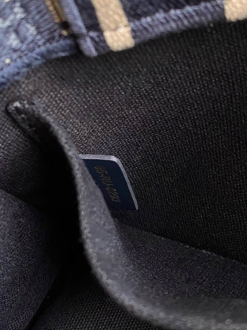 🈶老花蓝，mini 𝗗𝗜𝗢𝗥 𝗯𝗼𝗼𝗸 𝘁𝗼𝘁𝗲24新版横款 不得不说，D家确实好会玩啊 可以背的托特来了！简直不要太棒 在最最最经典的托特上又衍生爆款了 可可爱爱的mini尺寸，恨不得天天背！😍 27×14×10cm