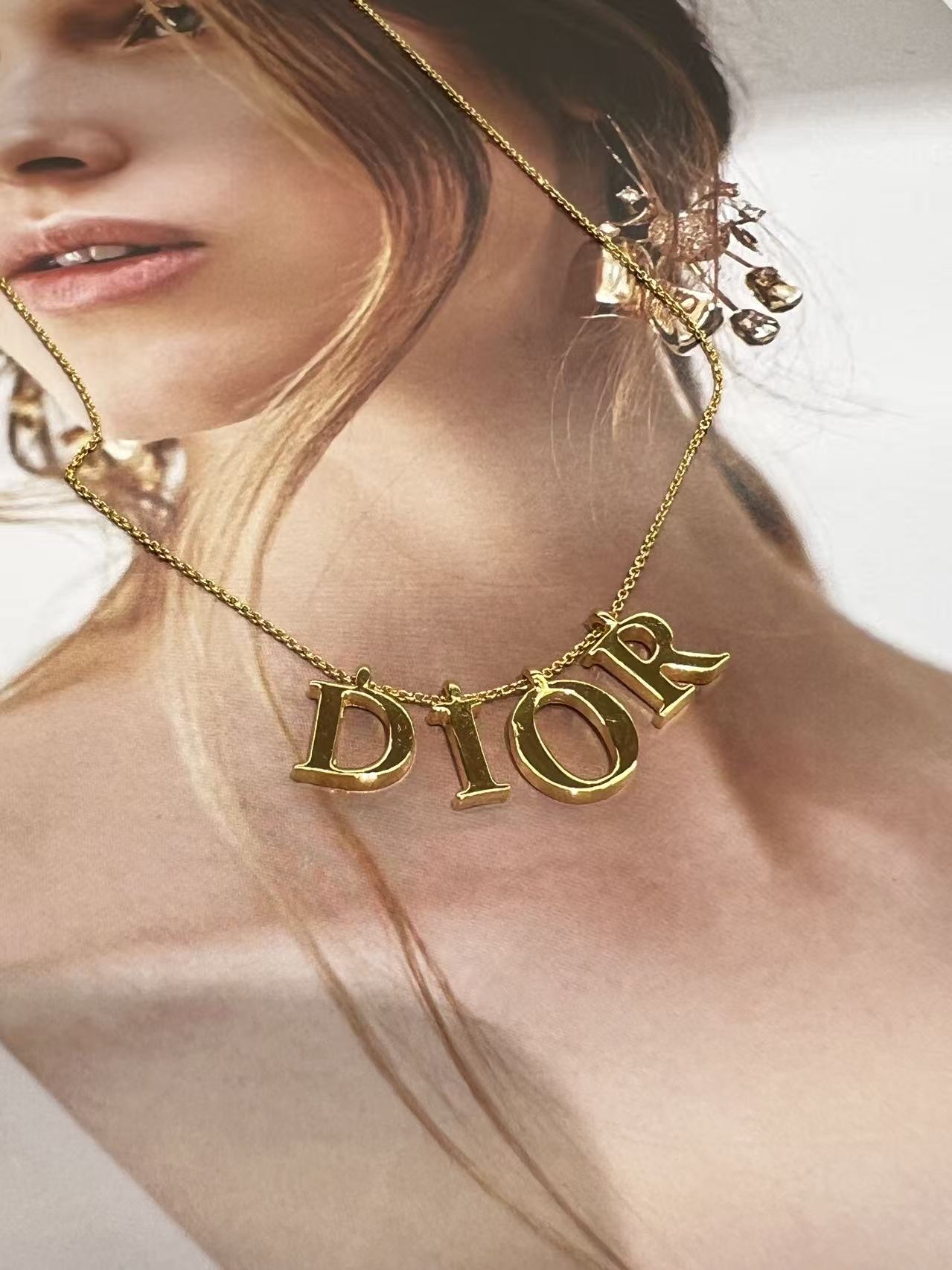 Dior 懸吊字母頸鏈