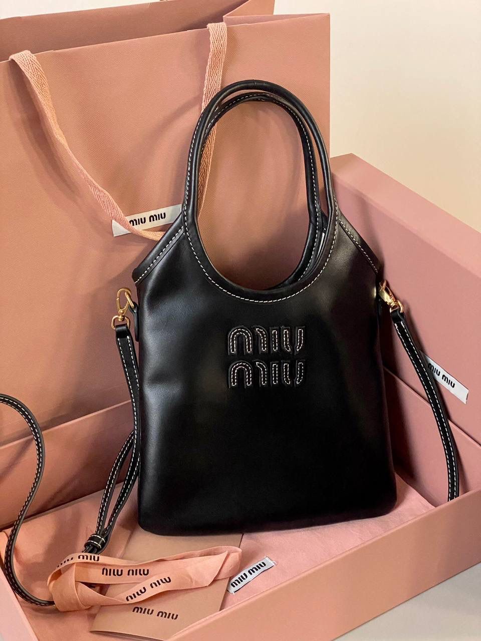 🈶黑色 𝗠𝗶𝘂𝗠𝗶𝘂托特 缩小版的ivy来噜 真的是除了可爱还是可爱！ 感觉谁背都是萌萌哒hahaha～ 这种siza就不挑身高了，没有局限 还有肩带，除了手拿斜挎也巨好看 容量小包里算不错的了，日常外出足够，能放pro max 20×24cm #F0110m