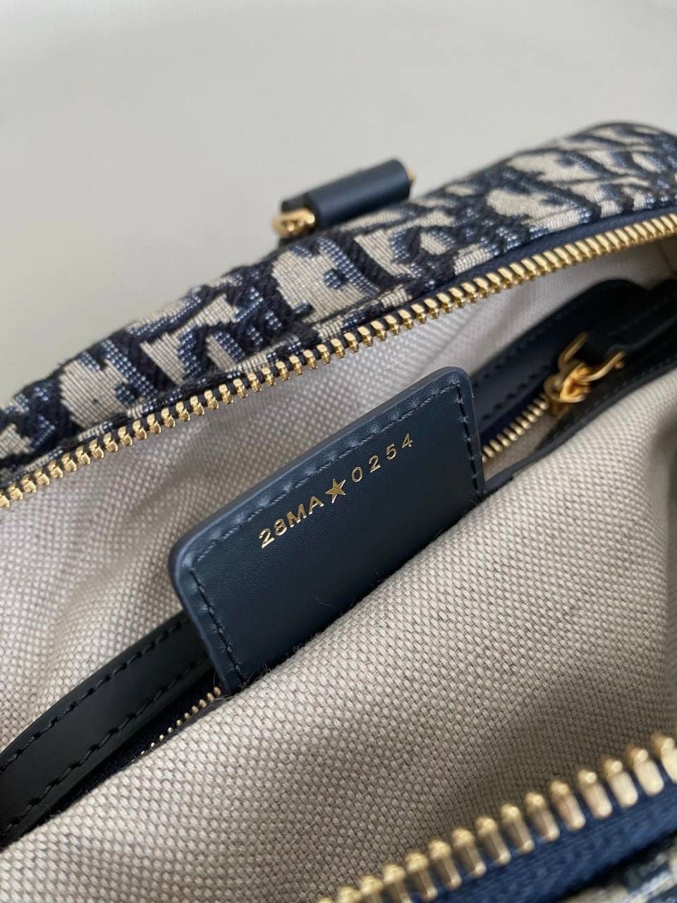 🈶老花蓝 𝗗𝗜𝗢𝗥 𝐠𝐫𝐨𝐨𝐯𝐞手袋·25 枕头包大家都知道 唯一的缺点就是能装 抗造hhh～ 最近最火热度最高的一定是𝙳𝚒𝚘𝚛 𝚐𝚛𝚘𝚘𝚟𝚎 当之无愧了吧！ mini小巧可爱， 最火爆 小号实用性强，推荐五颗⭐ 中号率性酷飒，适合165cm以上的妹子 日常出门容量绰绰有余 25 x 19 x 15cm #7023m