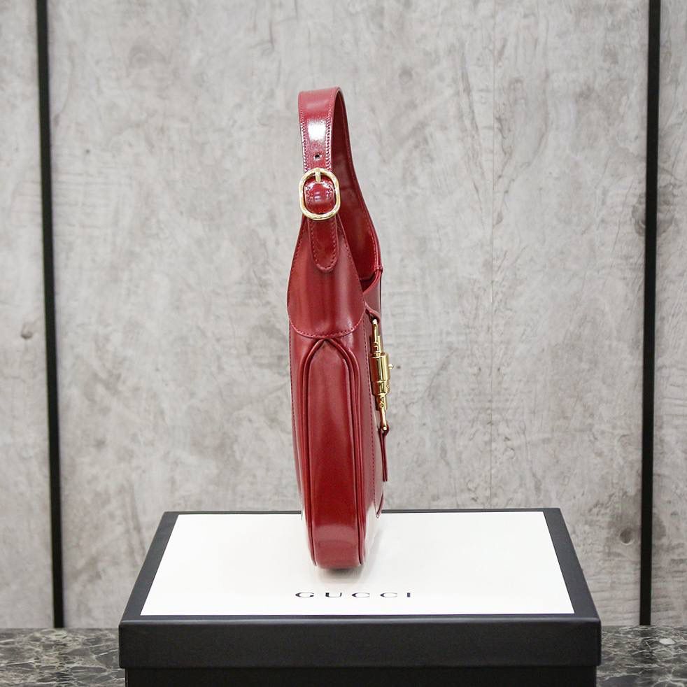 𝕁𝕒𝕔𝕜𝕚𝕖 1961小号系列 #636709#原厂皮 ✅尺寸：27.5*19*4cm 经典1961系列著作，在新世纪的以复古元素重新亮相，本季的1961不仅演绎出60年代的复古元素，更是搭配新世纪的潮流时尚风味，搭配长肩带的设计，全皮的面料让整个包看上去更加大气，低调而高档的造型，俘虏了不少女人的购买欲，不得不夸一下，它更适合低调的人群，不仅低调且高档！🔥🔥