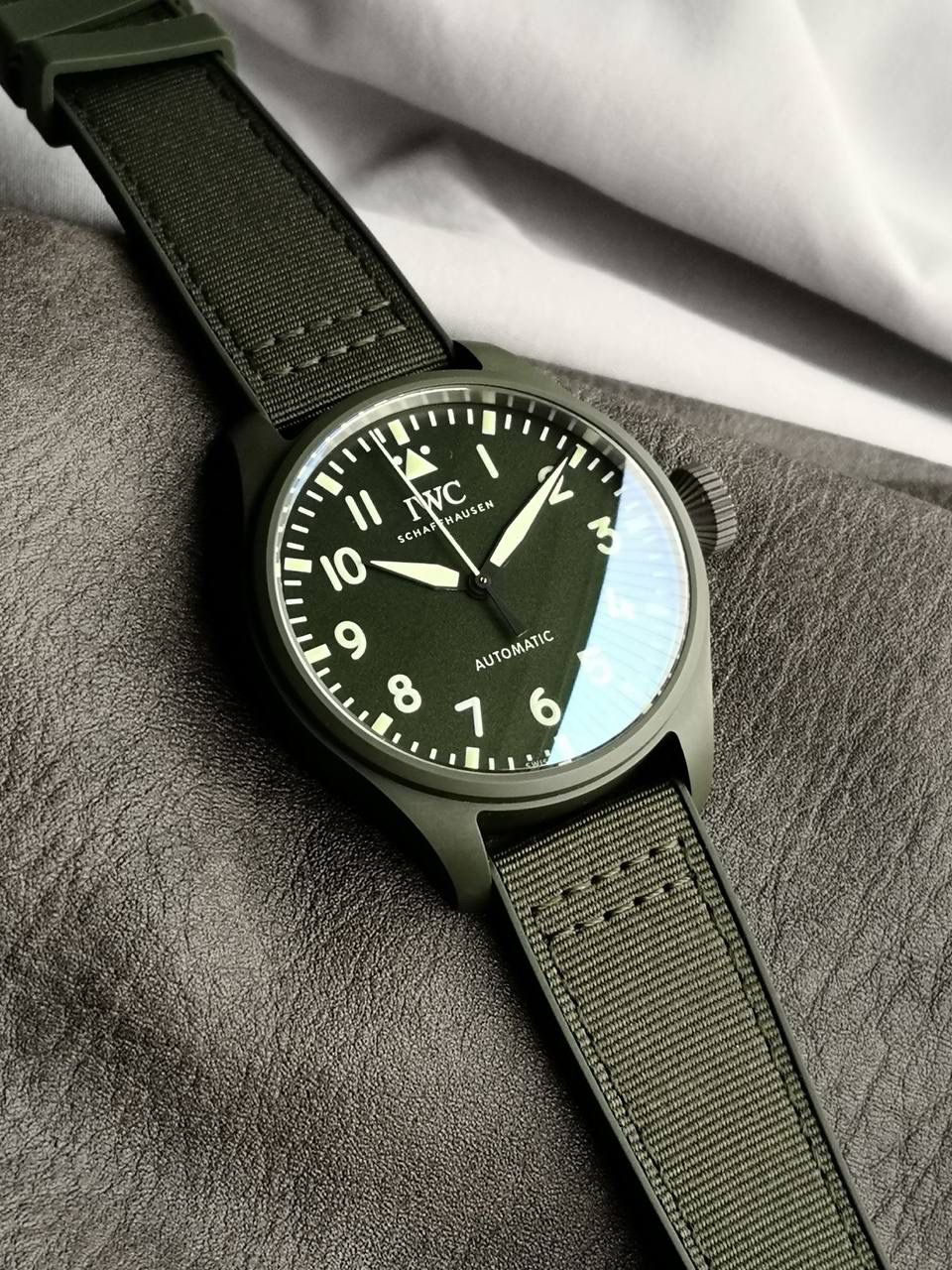 IWC 万国 IW3298-02 「森林绿」——全新材质打造，重磅登场 这款万国在巴塞尔表展只展出20枚，就被表友抢光，至今全球仍延迟上市。 我们通过巴西表友，在表展溢价30%才入手一枚，以此开版研发。 经过多次调试，联合日本粉料厂商，做出和正品一致的森林绿气化氧化锆陶瓷表壳，高温烧制后颜色均匀、韧性好、耐摔。 同时顶级字面厂同步制作表盘与指针：表盘森林绿配色，白色数字带细微绿丝，指针颜色与夜光效果均和正品一致。