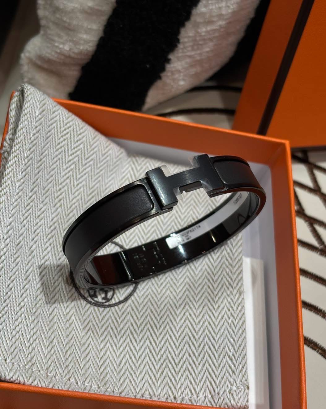  全新 Hermes Clic HH So Black bracelet 拉絲mat noir扣100%Authentic,100%new 全新貨品 ✅dust bag✅box 📣專門店售價Hkd 7200 📣