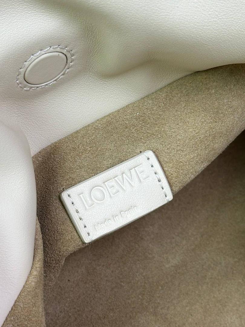 全新升级—𝙁𝙡𝙖𝙢𝙚𝙣𝙘𝙤出货啦✅ ❤️升级版福袋正面新增品牌烫金𝙇𝙤𝙜𝙤代替压印𝙇𝙤𝙜𝙤，肩带加宽同时增加两侧狗扣五金代替原本皮穿扣肩带，精致又便捷🥰 ❤️独家定制皮料五金，小牛皮皮质手感十分柔软且耐用，肩带🉑拆卸🉑调节，多种背法任你选择，容量超大，日常出行必备😍 ❤️独家品控，完全对版细节，全套礼盒🎁包装给你满满的仪式感🥰 迷你尺寸：𝟮𝟯.𝟵-𝟭𝟴-𝟵𝗰𝗺 款号：052030安哥拉白