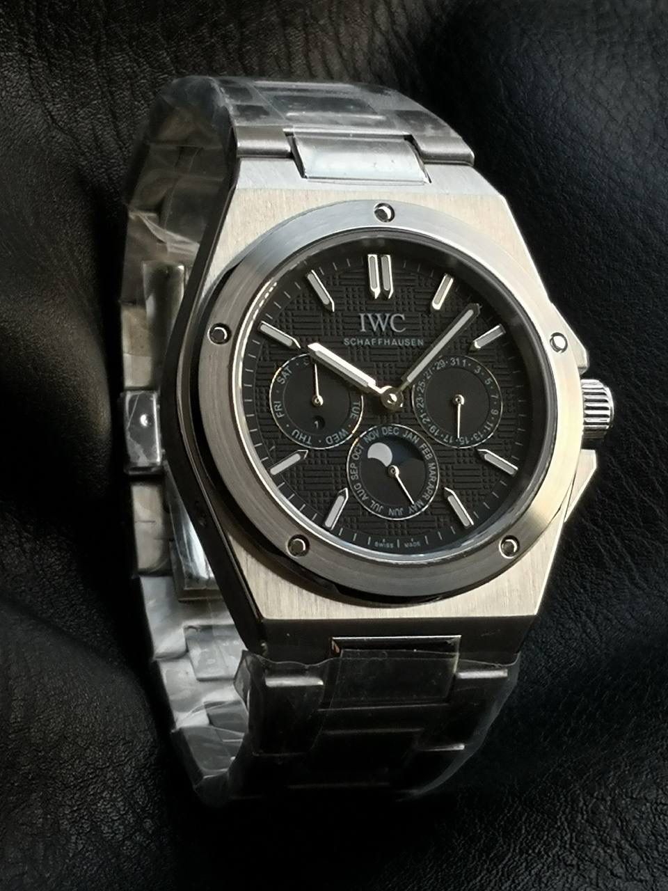 万国工程师系列万年历腕表，复刻界最复杂的腕表，所有功能同步原装，所有功能调节通过把头控制. 1⃣️【功能介绍】3点钟位置显示日历，9点钟位置显示星期，6点钟月份月相指针显示。 2⃣️【做工精细】外壳采用原版同样的三件套结构，中间拉丝，上下壳为抛光，镜面采用高成本的锅盖形蓝宝石，使其质感提升。 3⃣️【机芯性能】尺寸41.6mm,机芯采用天津机芯改82600，高效稳定，动力时间长达72小时以上，进行加装复杂的万年历模块，而且同步所有功能实现同步原装通过把头调节。 4⃣️【⚠️注意事项】由于万年历模块十分复杂在出货前都会调准时间，客户收到直接上链上手佩戴即可，⚠️请不要轻易乱调，由于机芯加装升级功能，调节需慢慢按调。