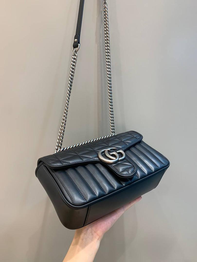 新背景实拍正品级 。几何系列黑色26cm‼️ 公认最百搭的黑色，无论什么，黑色都是可以闭眼入不踩雷的颜色，新花样新感觉，搭配银色五金也是绝配，棱格饱满度绝对很加分‼️ 型号443497；尺寸26/15/7cm