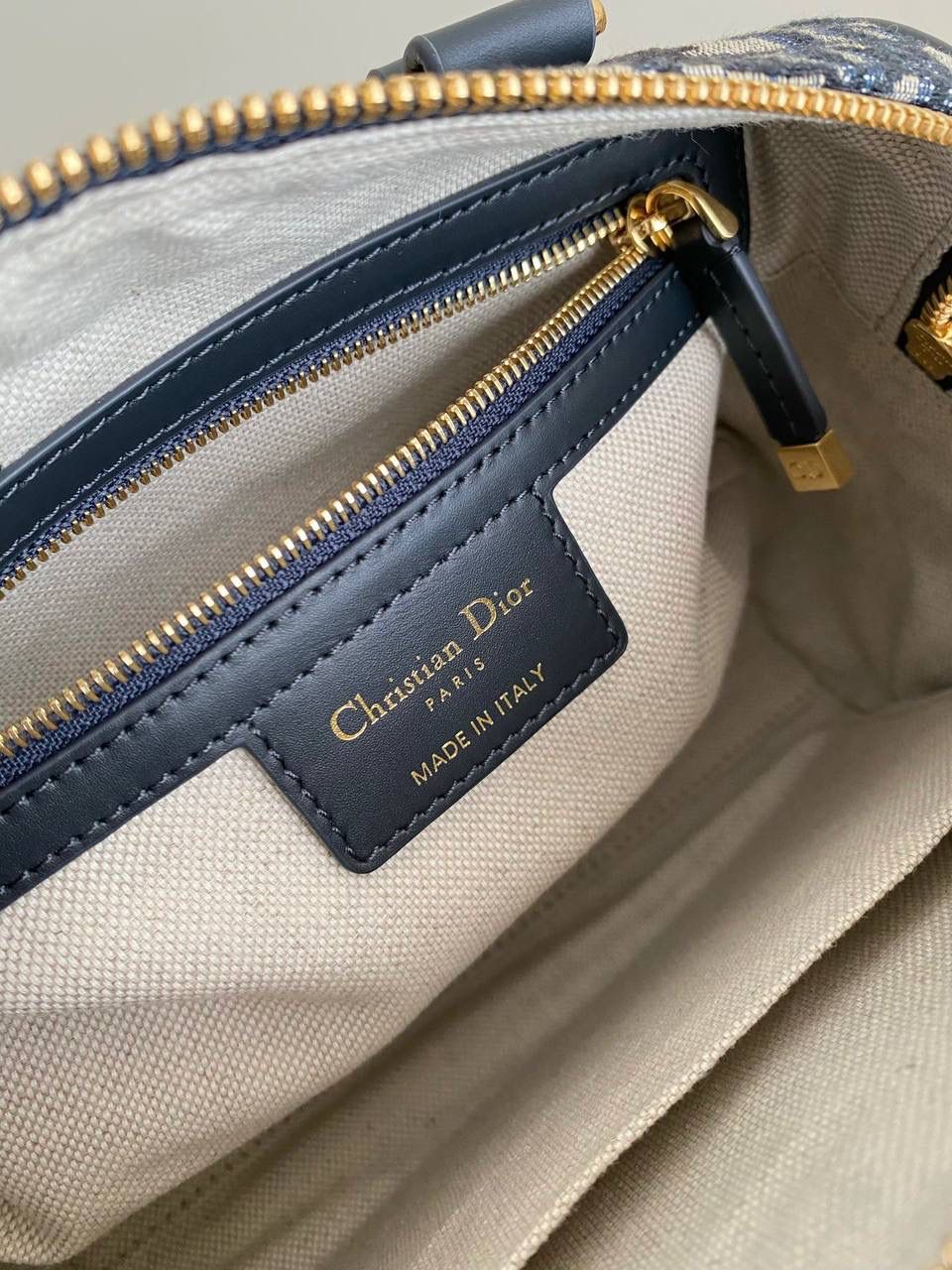 🈶老花蓝 𝗗𝗜𝗢𝗥 𝐠𝐫𝐨𝐨𝐯𝐞手袋·20 枕头包大家都知道 唯一的缺点就是能装 抗造hhh～ 最近最火热度最高的一定是𝙳𝚒𝚘𝚛 𝚐𝚛𝚘𝚘𝚟𝚎 当之无愧了吧！ mini小巧可爱， 最火爆 小号实用性强，推荐五颗⭐ 中号率性酷飒，适合165cm以上的妹子 日常出门容量绰绰有余 20.5 x 13.5 x 12cm #7023m