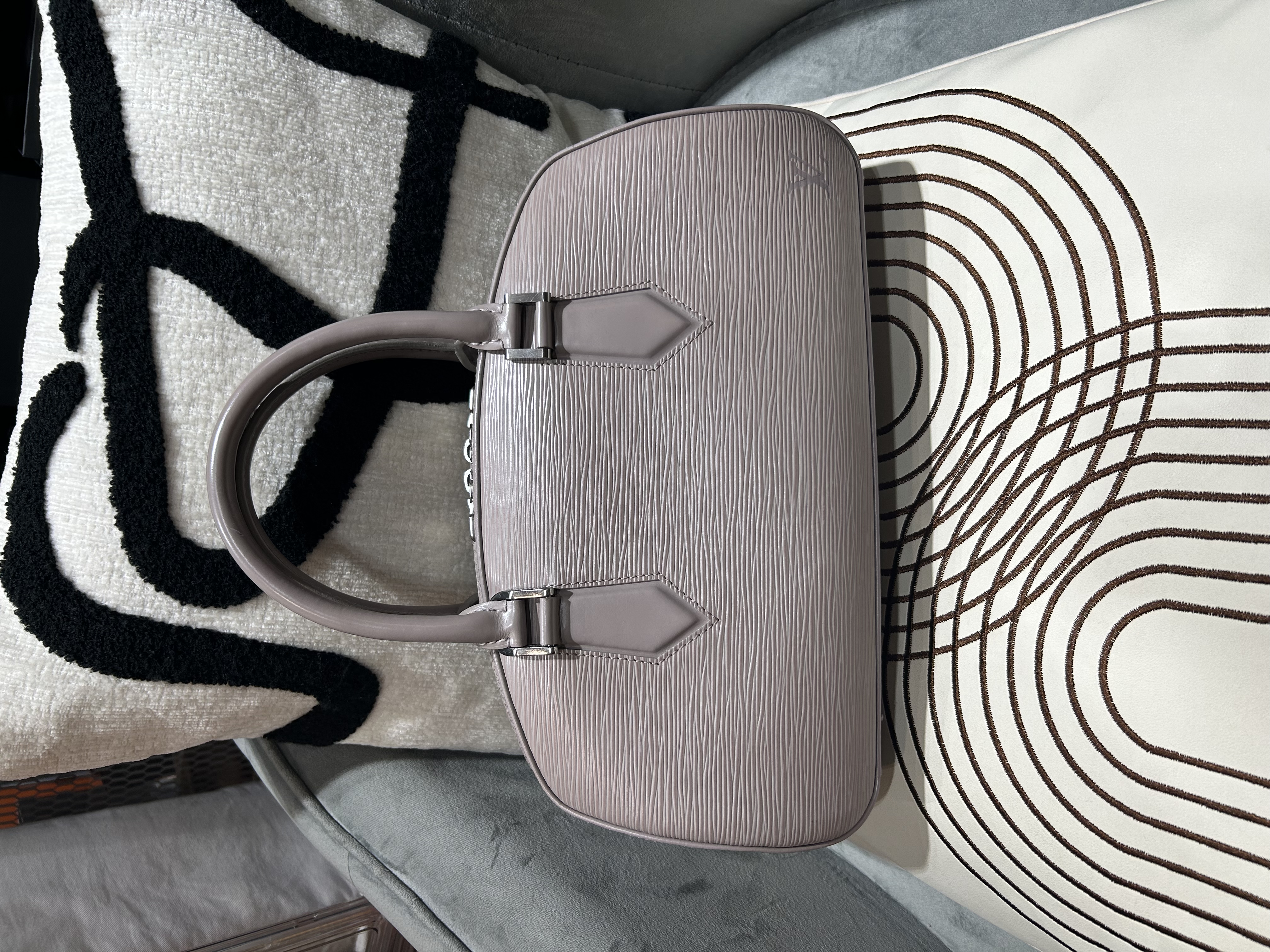 Lv Jasmine handbag epi leather 粉紫 100%Authentic, 95%New